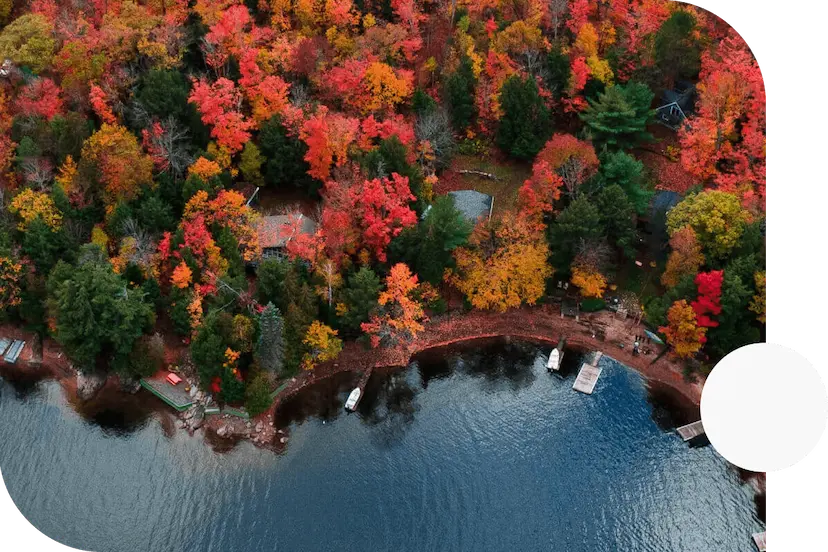 Colourful-autumnal-trees-near-waterfront-properties-with-docks-in-Ontario-1