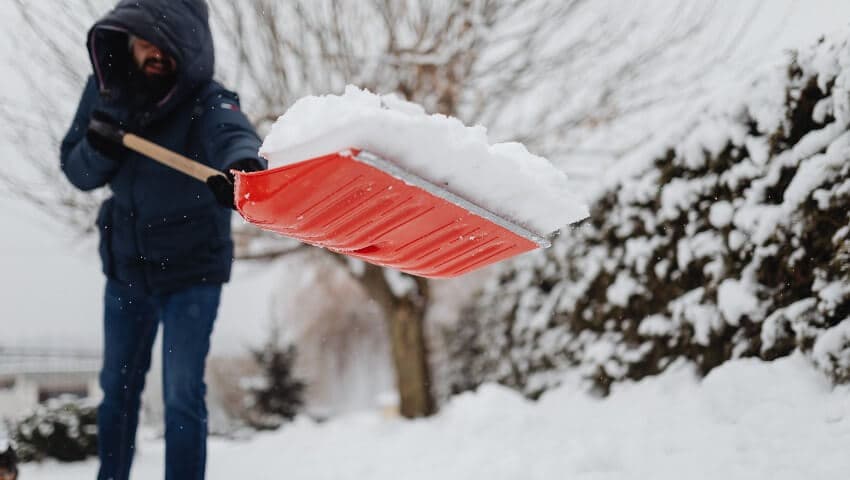 who is responsible for snow removal at a rental property canada