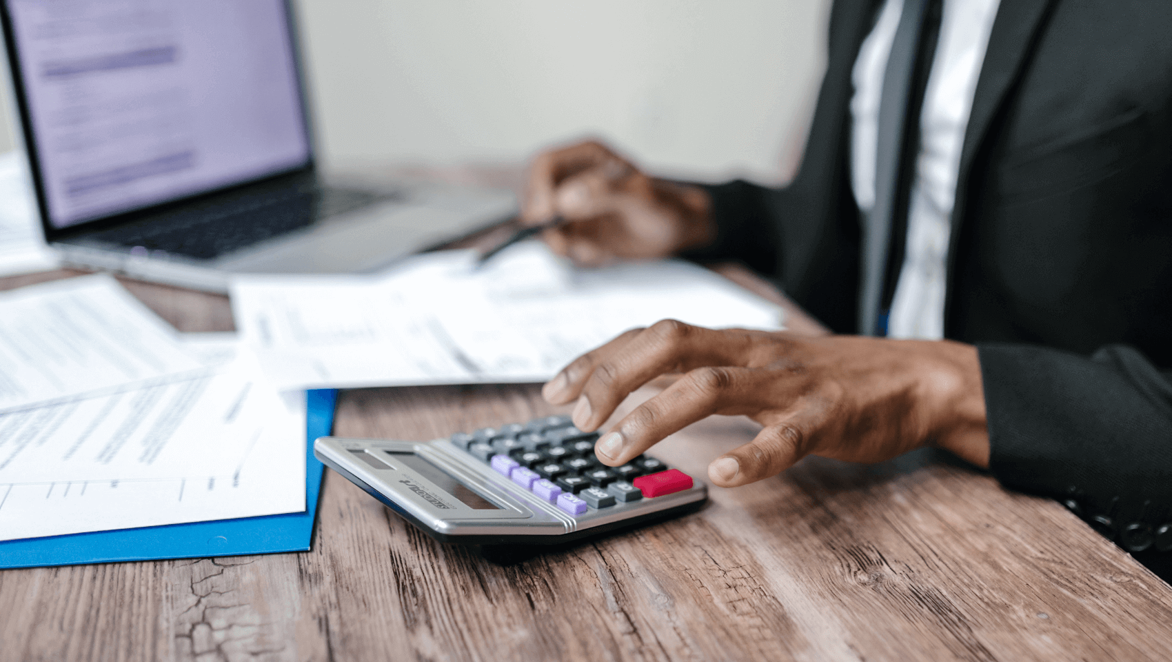 Who needs accounting insurance