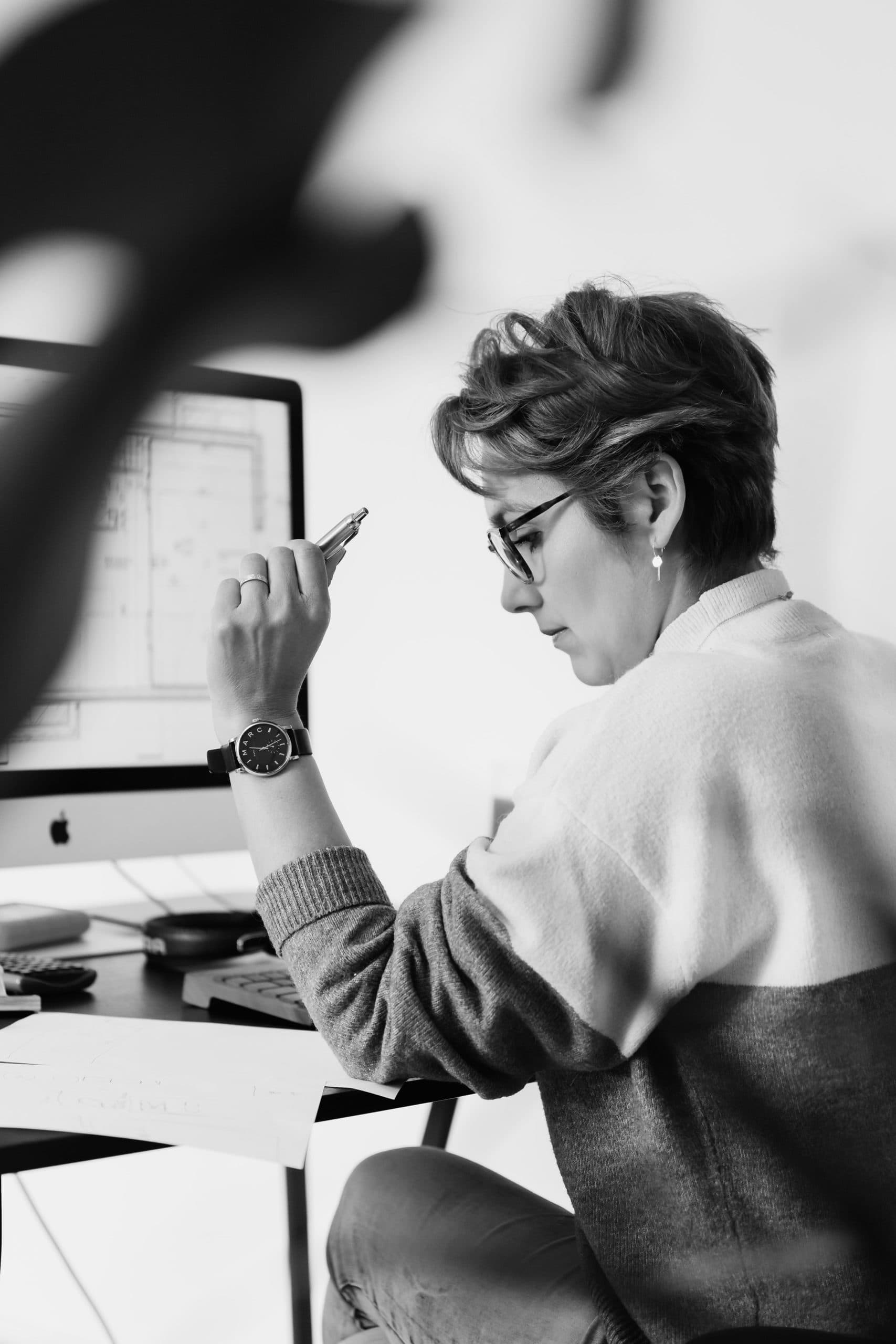 professional-woman-portrait-imac-desk-office-pexels BW-scaled