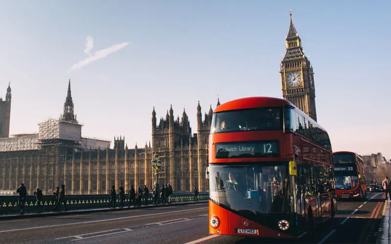 living-working-abroad-top